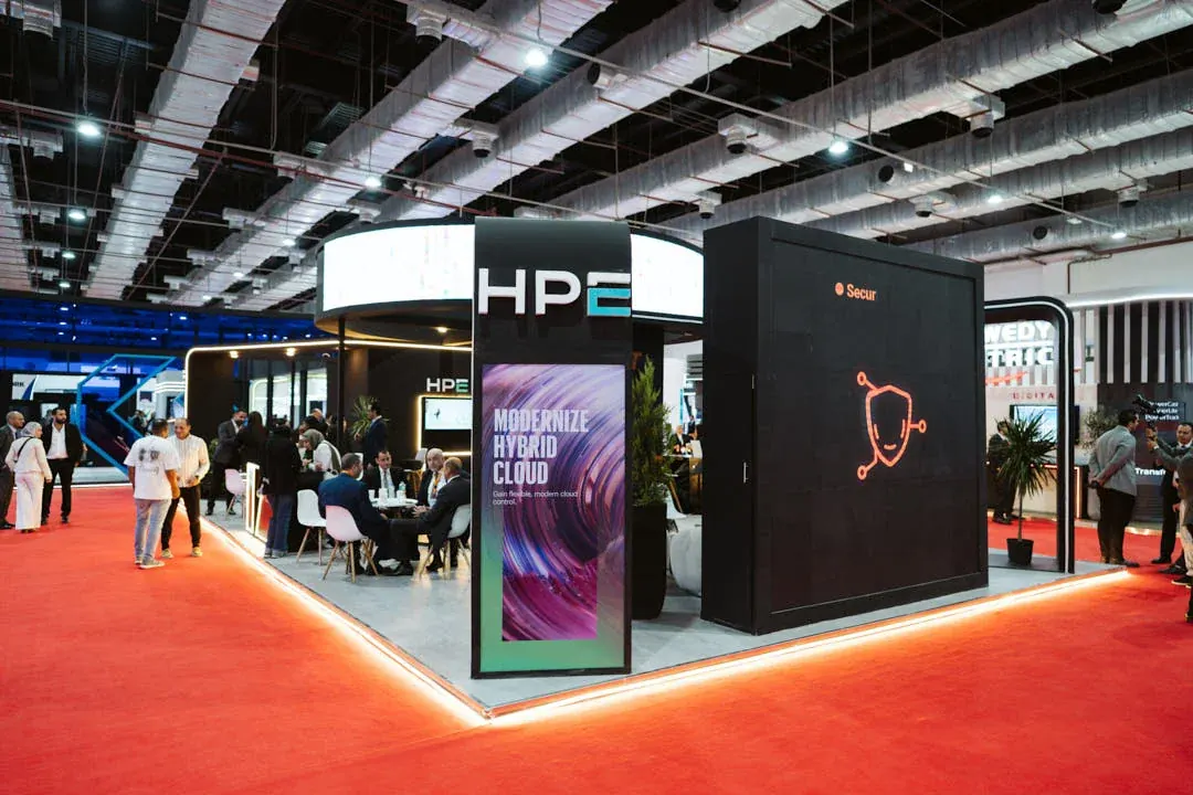 A modern HPE booth delivering innovation with a sleek and inspiring presence.